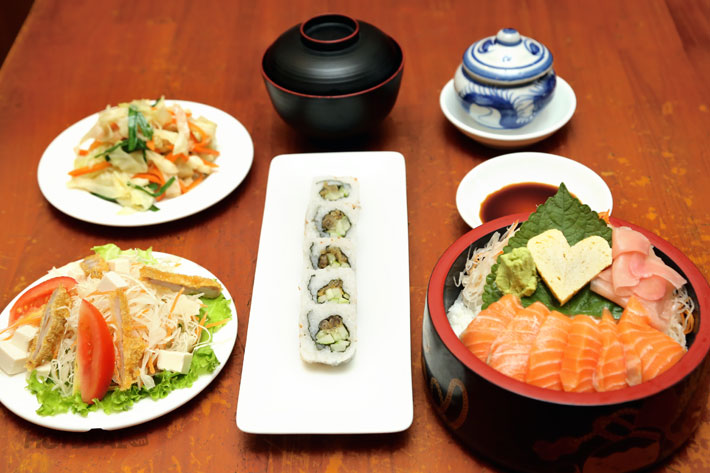 1 Trong 3 Set Ăn Cá Hồi Cực Rẻ Tại Nhà Hàng Sushi Sashimi Hana